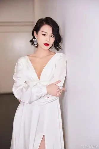 感觉胡杏儿最近的状态真的太好了短发红唇的大女人港风气质