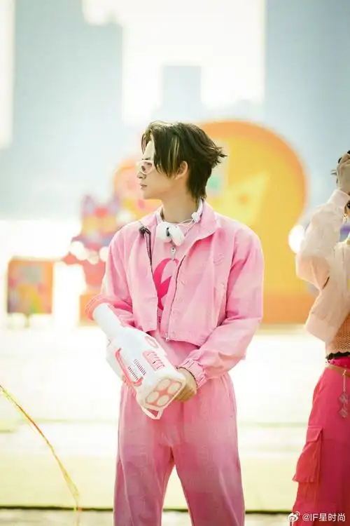 小鬼穿最粉的衣服打最强的水仗#粉队运动员@小鬼-王琳凯今晚上线,看