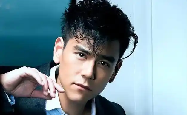 惊爆彭于晏或已定居日本街头驾车引关注副驾驶女子颜值爆表