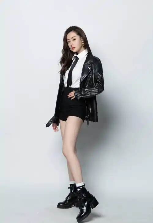 原创张天爱过山车身材真敢穿紧身吊带裙还能穿出褶凹凸感真诱人