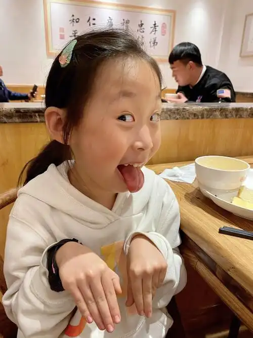 爱做鬼脸的小孩04