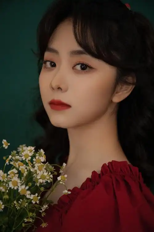 谭松韵泡泡袖红裙复古优雅写真谭松韵写真图片