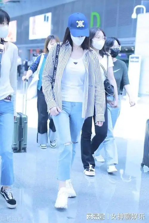 当天,李小冉身穿一件黑色卫衣,搭配一条黑色牛仔裤和一双黑色运动鞋.