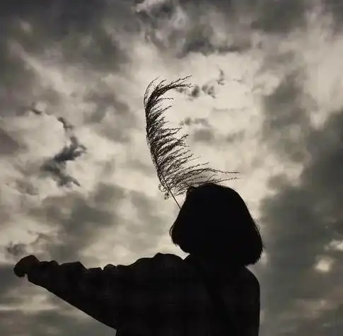 天空女生头像:那个身影那个笑容明明很喜欢却很陌生