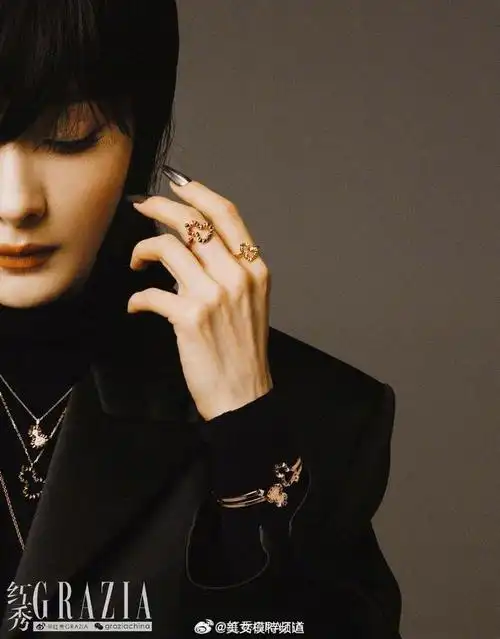 杨幂黑色服饰搭配短发造型拍大片眼神凌厉气场超a