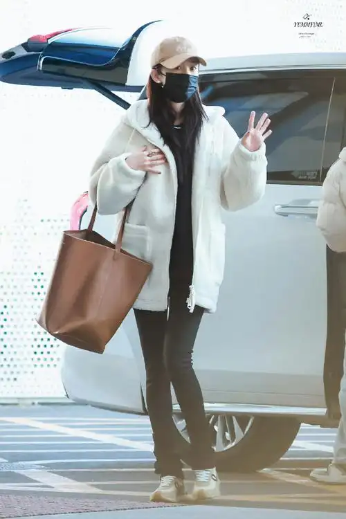 杨幂羊羔毛外套#杨幂最新机场look,身穿白色羊羔毛外套77棕色背包