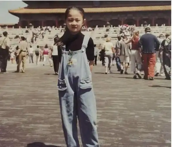 有网友扒出了徐璐童年旧照,照片中的她模样娇俏可爱,穿着打扮时尚,在