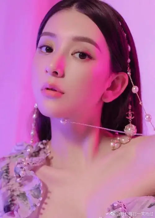 陈赫老婆张子萱晒近照打扮清纯靓丽身材好家中内景曝光