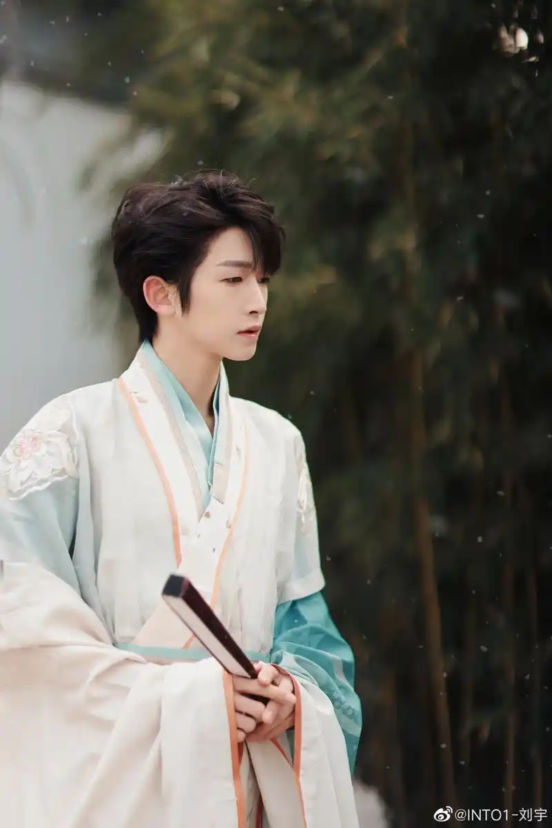 丨 今天是小雪,刘宇晒出了一组古风汉服大片