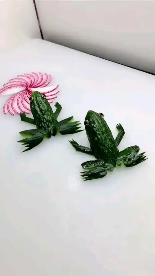 价值百万教学的青瓜雕刻出青蛙的教程送给你们-度小视