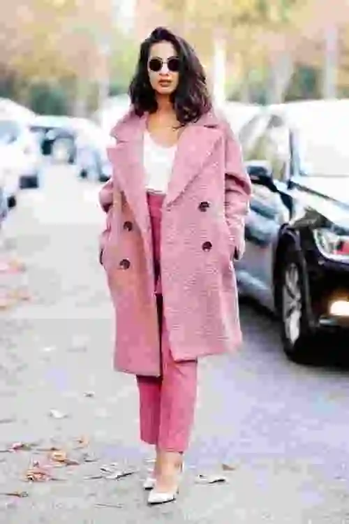 粉色大衣配什么裤子冬季搭配裤子也是关键