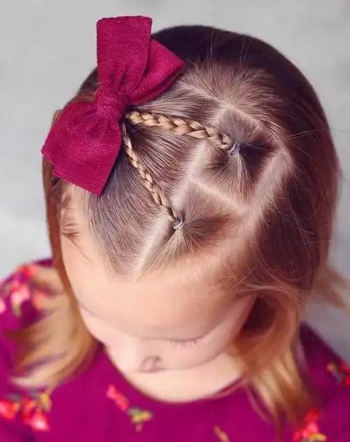 后脑的麻花半编发上点缀上精美的蝴蝶结发型,更小公主啦.