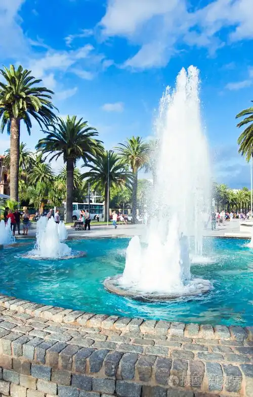 美丽漂亮的喷泉在夏季热带公园