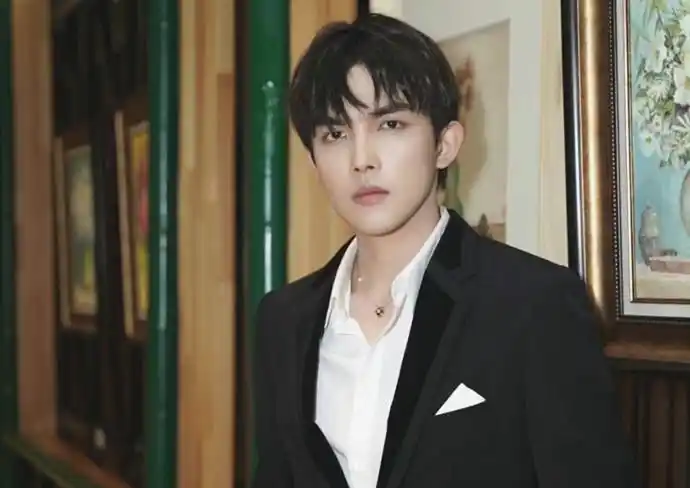 张雨绮男友李柄熹新剧开机其造型和生图被网友吐槽丑