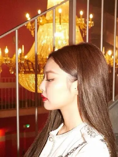 美貌利器之一的"高颅顶",其实不是货真价实的 仔细看看,jennie的后脑