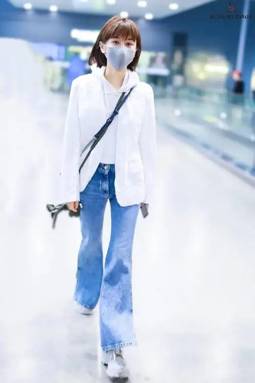 王子文现身上海机场,穿搭时髦亮眼,牛仔裤也能玩性感?