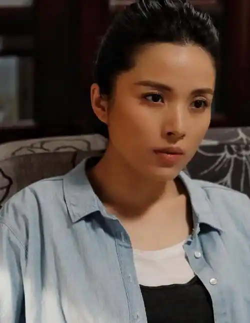 靳东老婆晒一家四口牵手照,生两子惹人羡,前夫是圈外富豪?_李佳_发展_