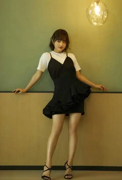 原创沈月衣品好了就是不一样,白t恤配吊带裙青春时尚,我好像心动了