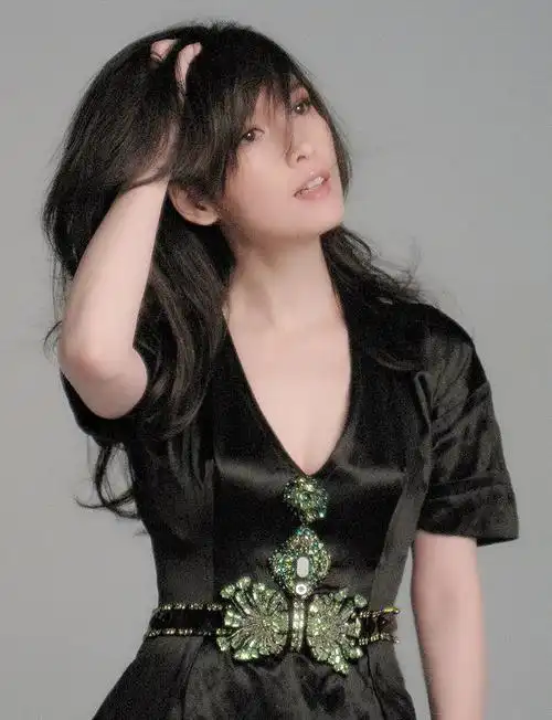 谁能相信周慧敏已经56岁了身穿黑色礼服裙优雅大气一点不老