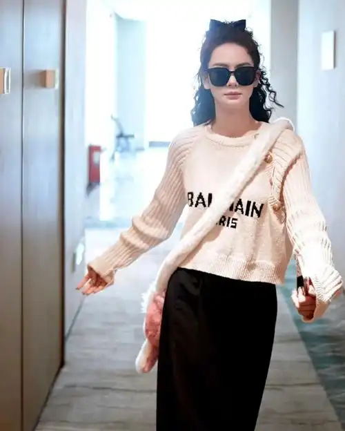 戚薇又带火了极简穿搭白毛衣半身裙羊毛卷时髦又洋气