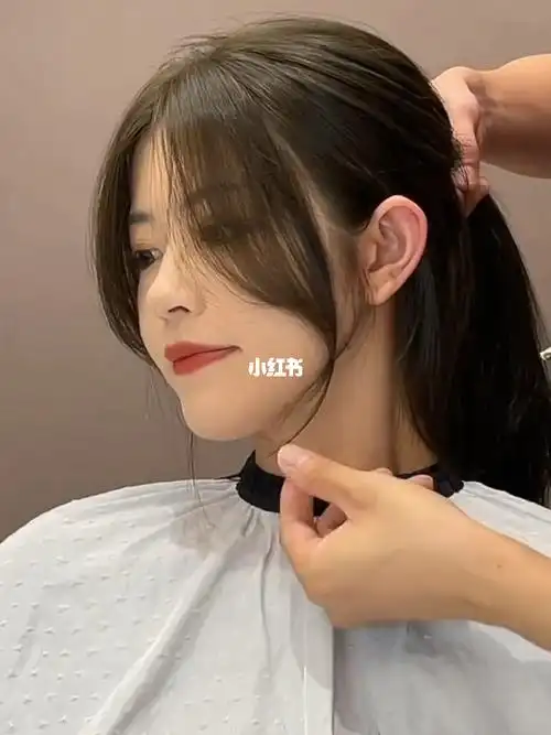 八字刘海的长度至少要到鼻子或嘴巴,太短的话刘海的弯度出不来,效果就