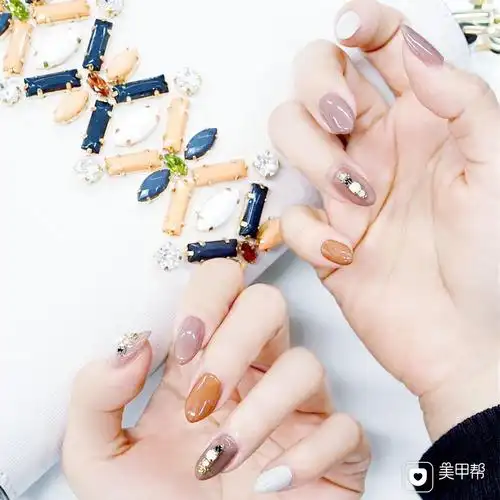 尖形橙色裸色白色钻跳色美甲图片