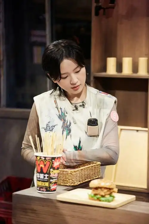 【#密室大逃脱真正的朋友#(中)(下)高清剧照之@周笔畅】坐在床铺上