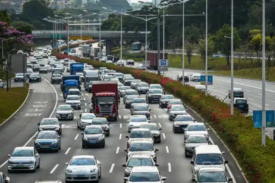 多因素叠加致深圳道路频现拥堵高峰深圳交警调整勤务方案