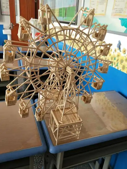 玩好,休息好的同时,动手动脑,发挥自己的创造力,利用废旧物品制作了