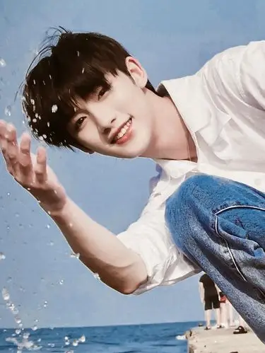 可以给我点儿丁程鑫非常灿烂非常治愈的元气笑容图嘛我想去给我小姐妹