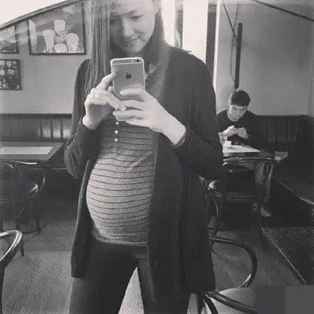 【图】张梓琳晒最新孕照大长腿抢镜 揭其家庭背景出生军人世家