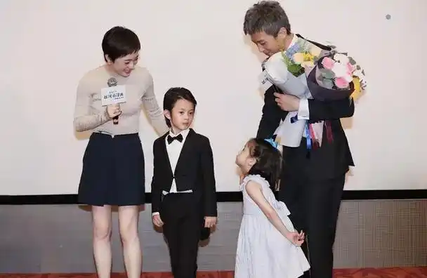 孙俪全家乡村干农活,扛锄下地烧柴没架子,邓超暴瘦差点没认出来