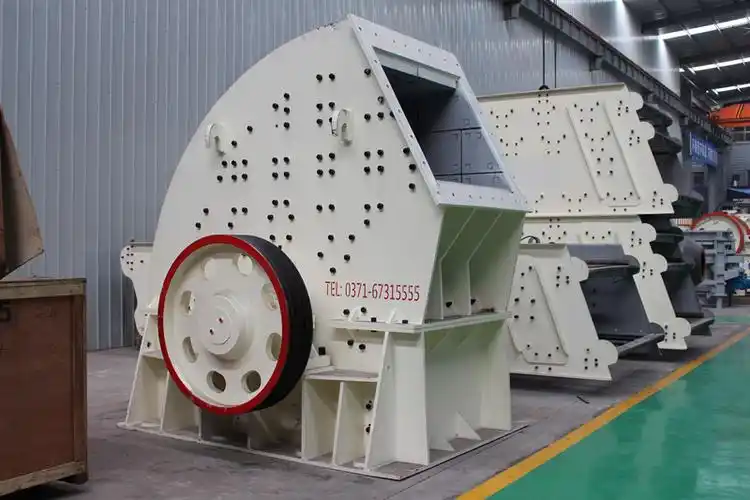 标准名称叫锤式破碎机,也叫锤式破石机,锤破有小锤破和大型重锤破两种