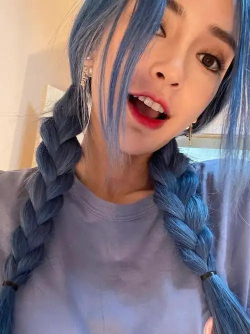 跑男近期开播杨颖双马尾自拍雾霾蓝发色是这个夏天首选