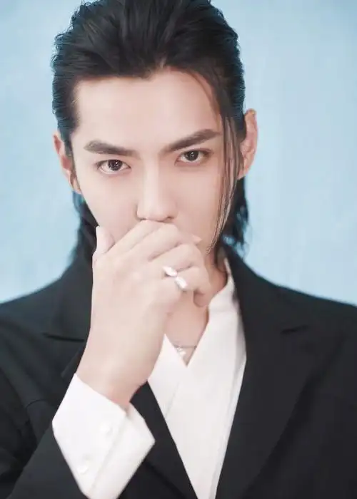 简介:吴亦凡长发西装写真图片,分享一组吴亦凡图片给大家,图中的明星