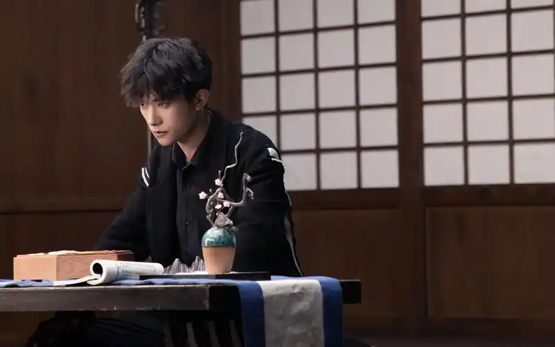 易烊千玺儒雅古韵桌面壁纸