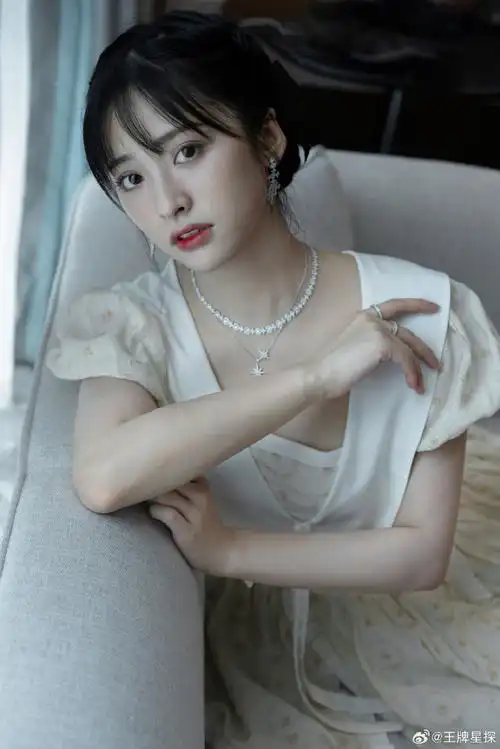 果然珠宝和美人就是绝配,沈月佩戴apm💎标志性meteorites系列珠宝