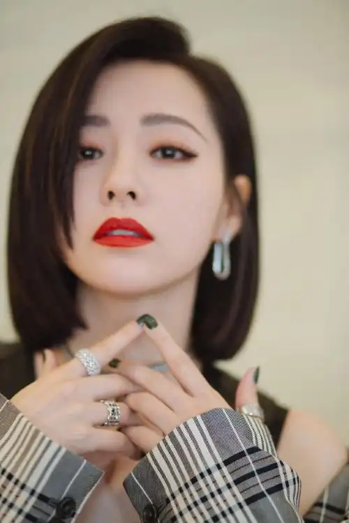 组图:张靓颖穿黑色深v吊带露事业线 外搭西装格子套装酷帅有型