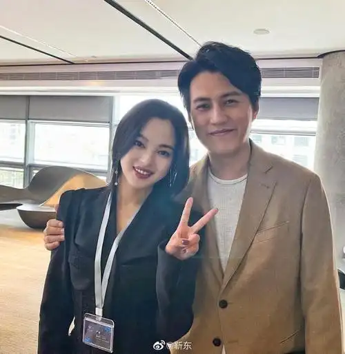 原创医师公益大会:钟南山与靳东握手,提到电视剧《在一起》,钟南山