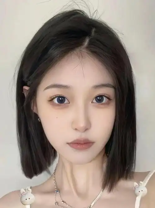 短发女生的时尚秘诀:"一刀切"发型打造清爽干练形象