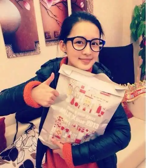 参观演员李沁的豪宅客厅茶几被零食淹没了30岁还像个小女孩