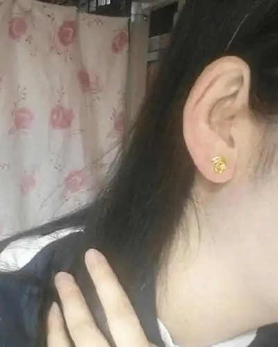 这个就是标准的耳珠朝口小福禄命局,将来的日子是小康生活,家庭幸福