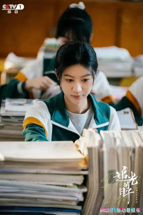 的日子》正式上线,在其中饰演善解人意的大班长赵晓晓,和任敏,王源