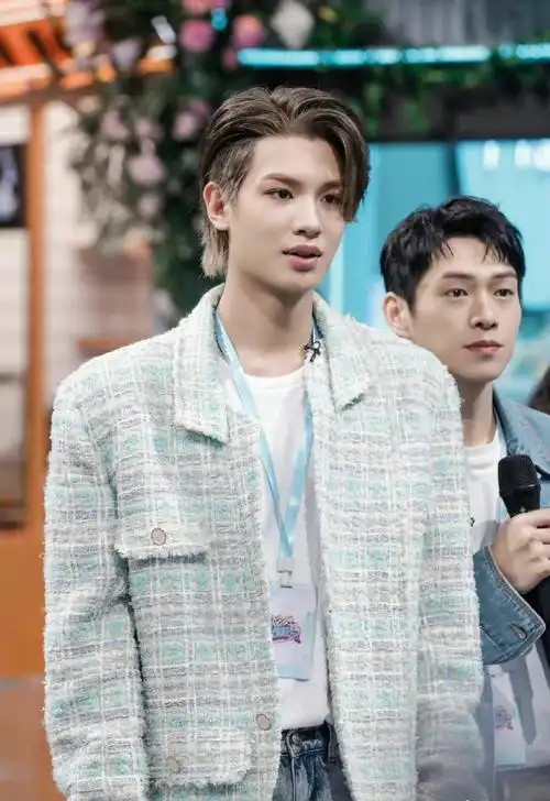 黄明昊薄荷绿小香风造型##黄明昊你好星期六小香风外套剧照