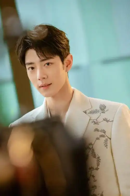 春日妆造帅出了新高度#肖战把春天穿身上#  这一波太迷人撩