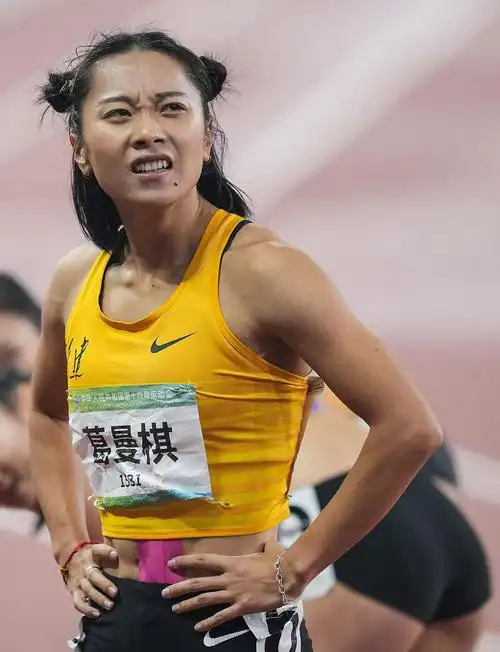 9月23日,广东队选手梁小静与黑龙江队选手孔令微(左)在比赛后.