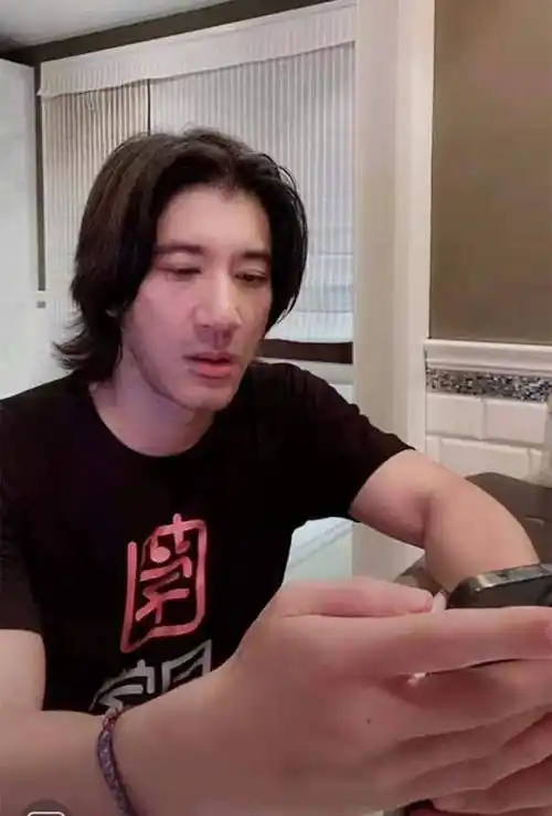 以前,有人说板寸头是男生最难驾驭的发型,但看了王力宏的造型,我觉得