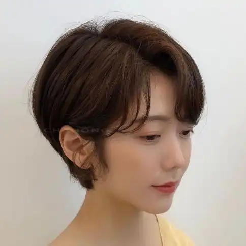 又甜又酷的短发造型推荐(短发烫发发型2021年最新款女图片)