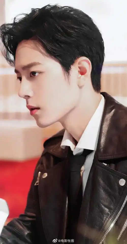 肖战虽然长了一张俊美的脸,但是穿上皮夹克也是硬汉小生一枚_高清图集