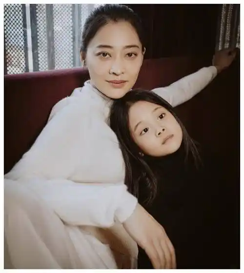 梅婷女儿华服出镜,风姿绰约,以气质夺人优雅,征服全场_音乐_父母_钢琴